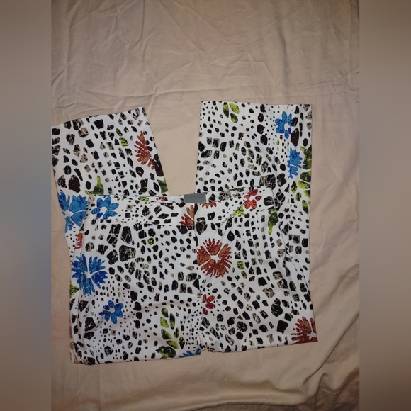 Chico's Relaxed Ladies Crop Capri pants, size 0, Spotted Floral print, NWT - Picture 11 of 15